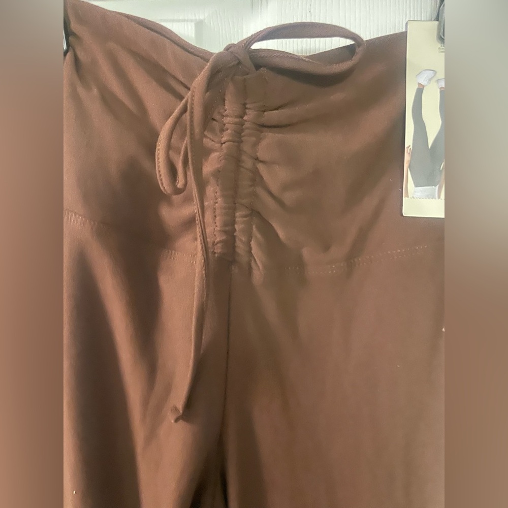 🔴 3/$12 Brown High-Waisted Runched Leggings! NWT! Size XXS/XS - Picture 3 of 5